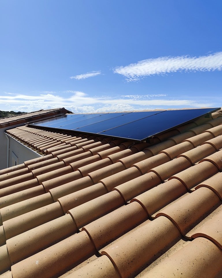 Panneaux solaires sur un toit